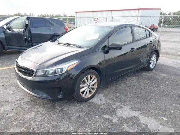 3KPFL4A7XHE131539 2017 KIA FORTE - Image 2