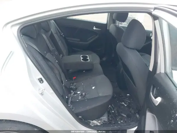 3KPFL4A7XHE132318 2017 KIA FORTE - Image 8