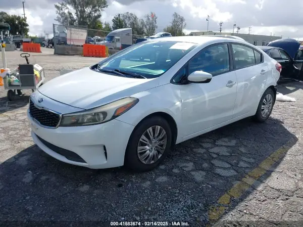 3KPFL4A7XHE161687 2017 KIA FORTE - Image 2