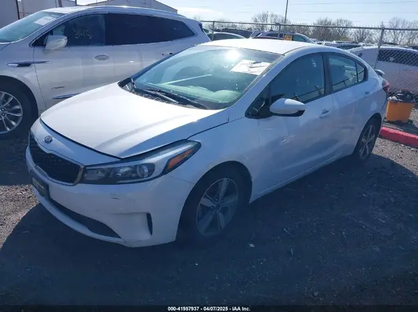 3KPFL4A7XJE172243 2018 KIA FORTE - Image 2