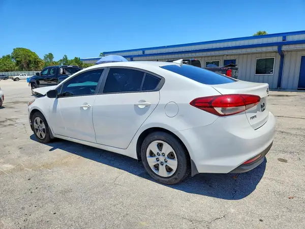 3KPFL4A7XJE175093 2018 KIA FORTE - Image 2