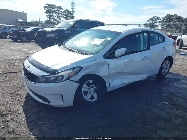 3KPFL4A7XJE180651 2018 KIA FORTE - Image 2
