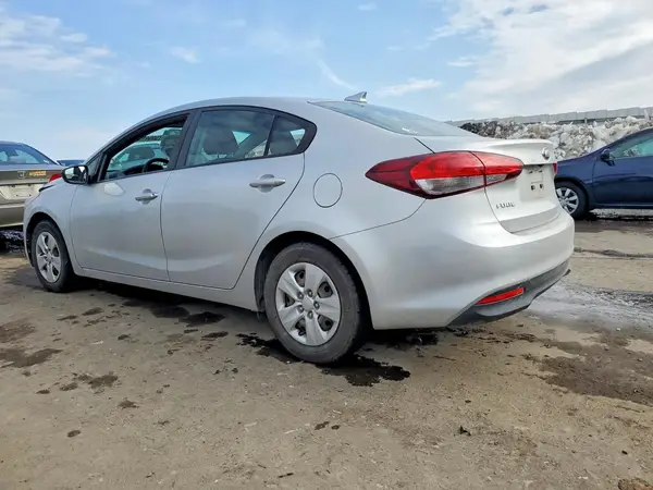 3KPFL4A7XJE180696 2018 KIA FORTE - Image 2
