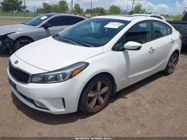 3KPFL4A7XJE207766 2018 KIA FORTE - Image 2