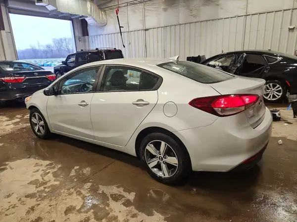 3KPFL4A7XJE207878 2018 KIA FORTE - Image 2