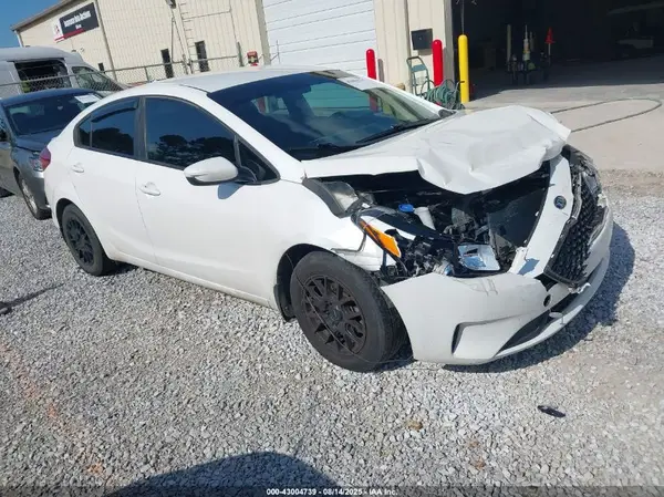 3KPFL4A7XJE212305 2018 KIA FORTE - Image 1