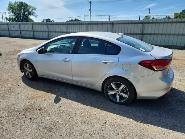 3KPFL4A7XJE214538 2018 KIA FORTE - Image 2