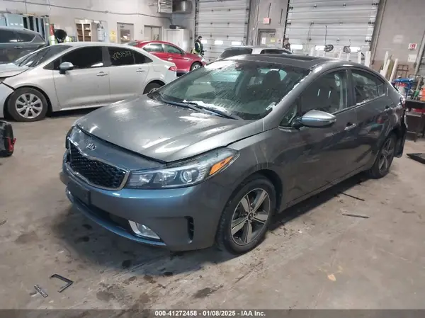 3KPFL4A7XJE215656 2018 KIA FORTE - Image 2