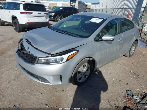 3KPFL4A7XJE218220 2018 KIA FORTE - Image 2