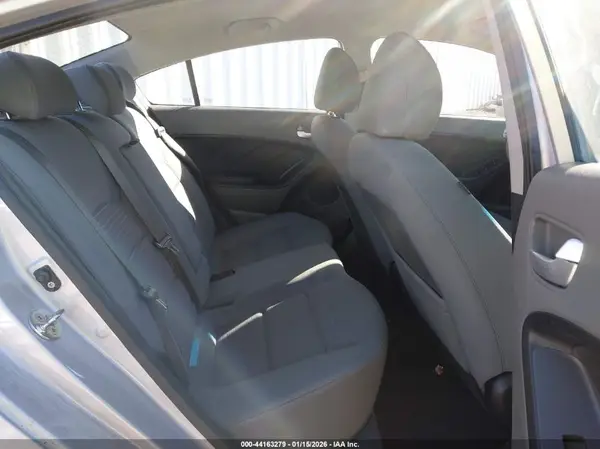 3KPFL4A7XJE218220 2018 KIA FORTE - Image 8