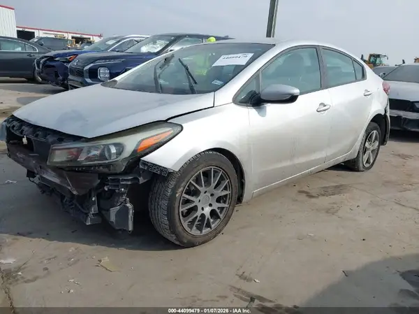 3KPFL4A7XJE220193 2018 KIA FORTE - Image 2