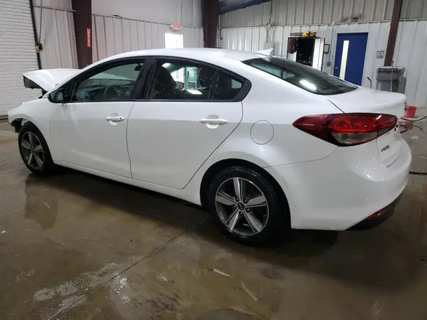 3KPFL4A7XJE225703 2018 KIA FORTE - Image 2
