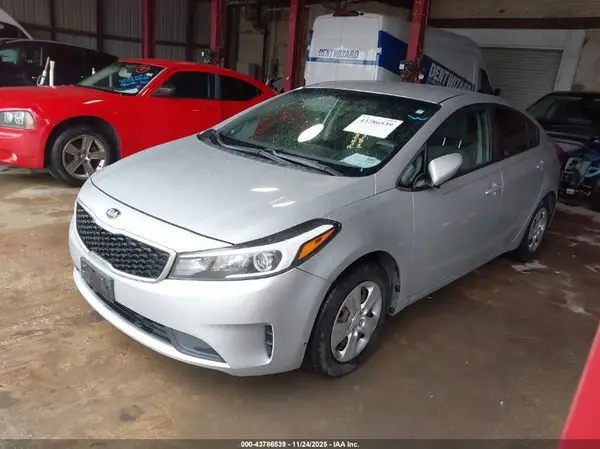 3KPFL4A7XJE234966 2018 KIA FORTE - Image 2