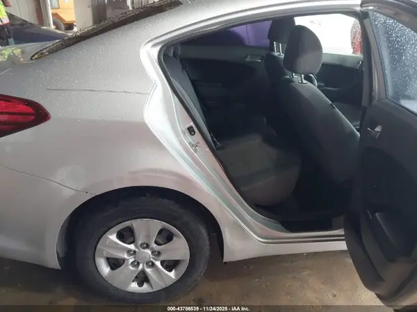 3KPFL4A7XJE234966 2018 KIA FORTE - Image 8