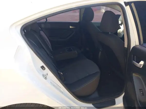 3KPFL4A7XJE235390 2018 KIA FORTE - Image 8