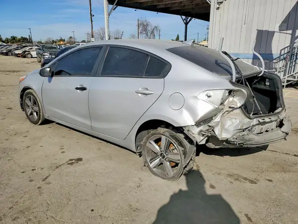 3KPFL4A7XJE240928 2018 KIA FORTE - Image 2