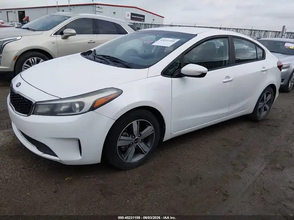 3KPFL4A7XJE244459 2018 KIA FORTE - Image 2
