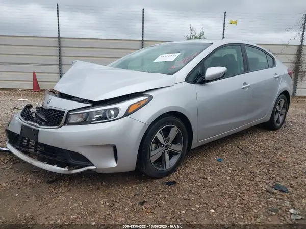 3KPFL4A7XJE244705 2018 KIA FORTE - Image 2