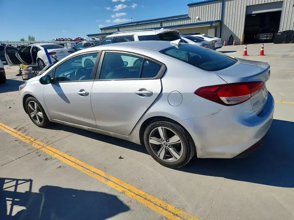 3KPFL4A7XJE245076 2018 KIA FORTE - Image 2
