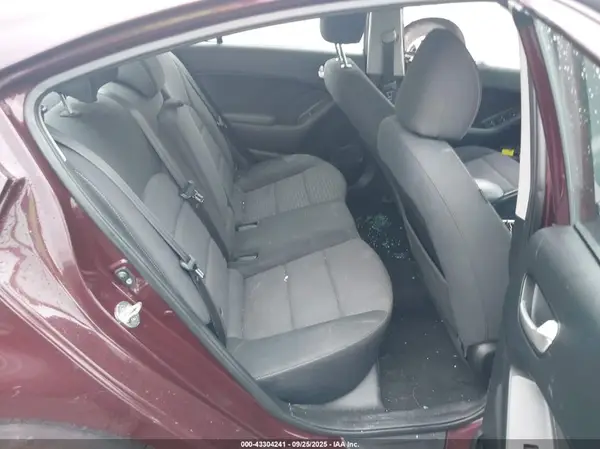 3KPFL4A7XJE245725 2018 KIA FORTE - Image 8