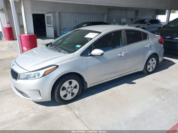 3KPFL4A7XJE247250 2018 KIA FORTE - Image 2
