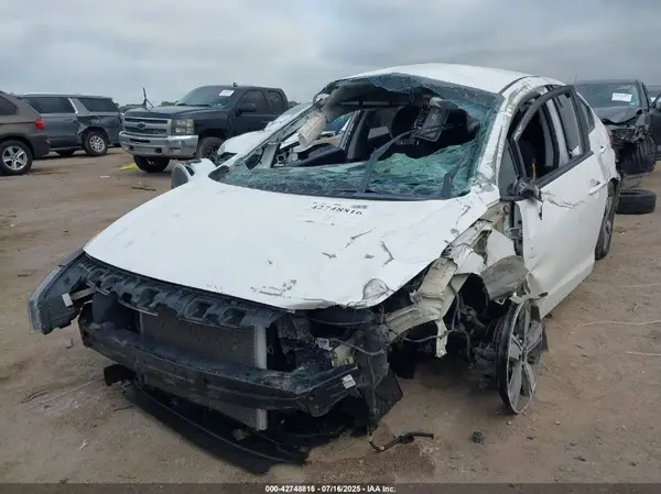 3KPFL4A7XJE247541 2018 KIA FORTE - Image 2