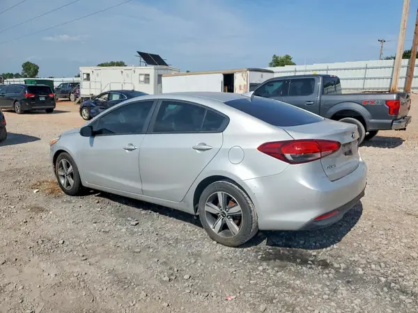 3KPFL4A7XJE249936 2018 KIA FORTE - Image 2