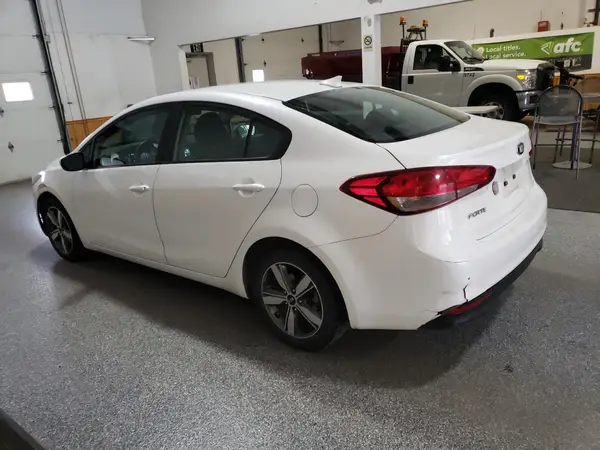 3KPFL4A7XJE257051 2018 KIA FORTE - Image 2