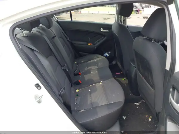 3KPFL4A7XJE265635 2018 KIA FORTE - Image 8