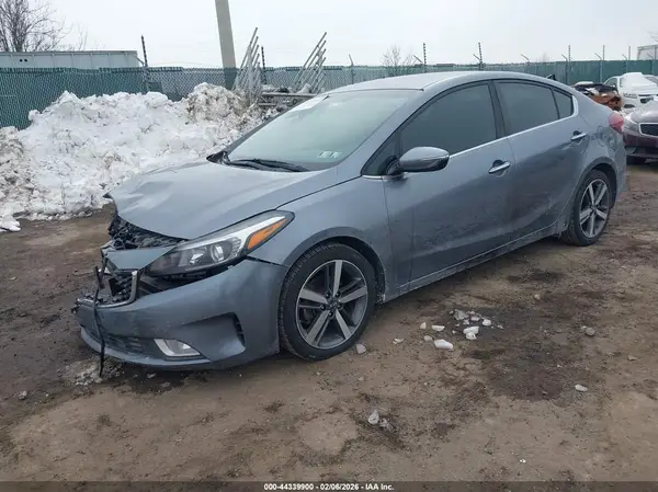 3KPFL4A80JE242275 2018 KIA FORTE - Image 2
