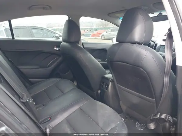 3KPFL4A80JE242275 2018 KIA FORTE - Image 8