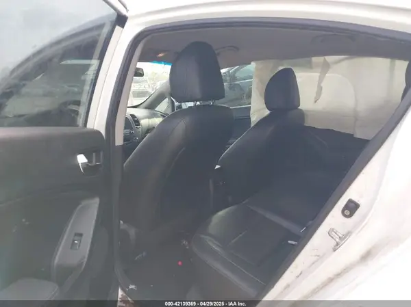 3KPFL4A83JE208797 2018 KIA FORTE - Image 8