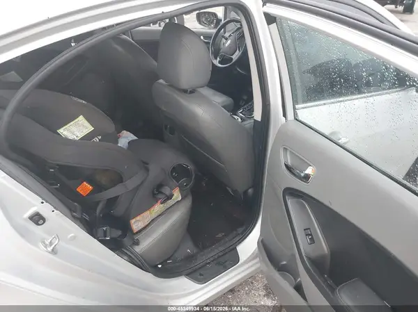 3KPFL4A88HE104798 2017 KIA FORTE - Image 8