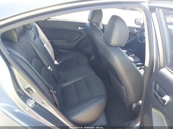 3KPFL4A88JE250933 2018 KIA FORTE - Image 8