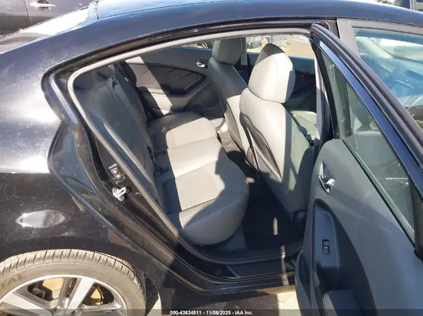 3KPFN4A80HE092852 2017 KIA FORTE - Image 8