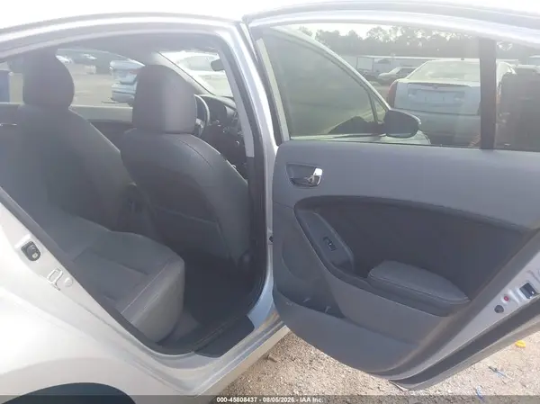 3KPFN4A80HE118561 2017 KIA FORTE - Image 8