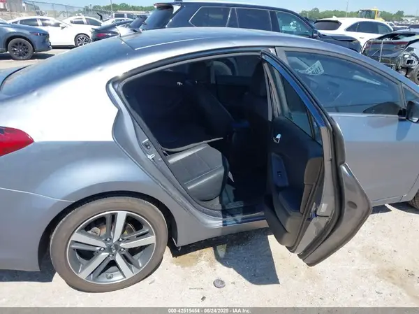 3KPFN4A83HE070358 2017 KIA FORTE - Image 8