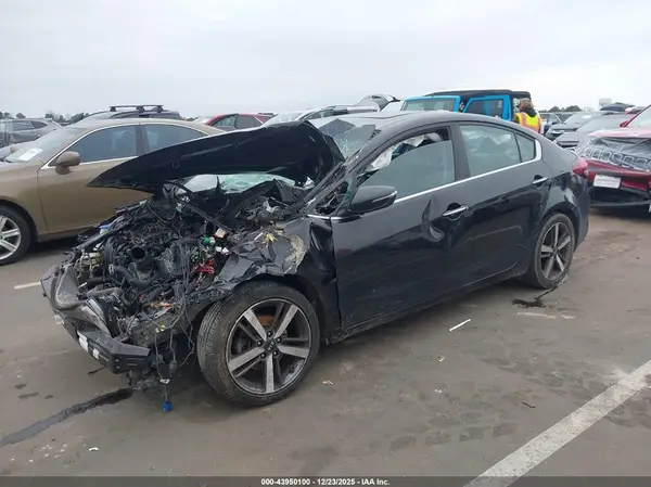 3KPFN4A86JE225975 2018 KIA FORTE - Image 2