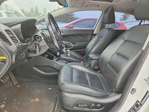 3KPFN4A88HE105640 2017 KIA FORTE - Image 8