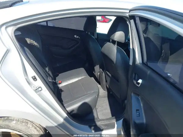 3KPFN4A89HE002954 2017 KIA FORTE - Image 8