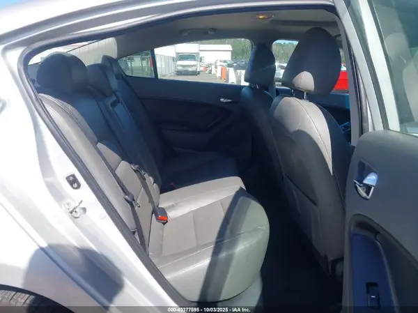 3KPFN4A8XHE006012 2017 KIA FORTE - Image 8
