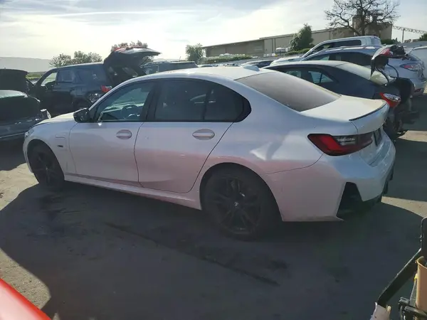 3MW39FF03P8C99428 2023 BMW 3ER - Image 2