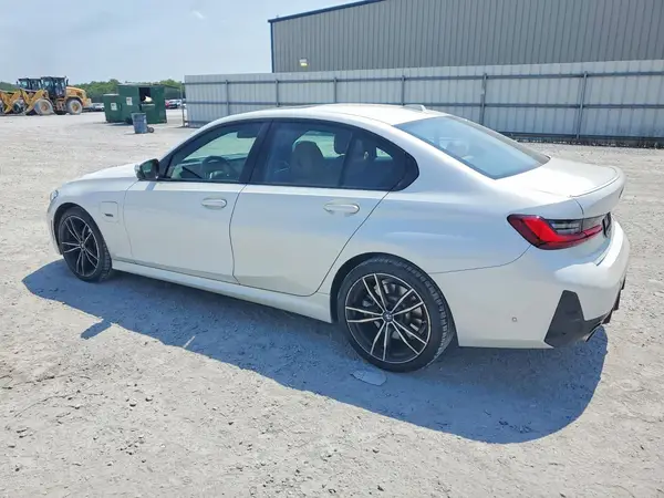 3MW39FF04P8D17063 2023 BMW 3ER - Image 2