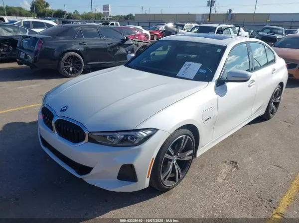 3MW39FF06P8D35001 2023 BMW 3ER - Image 2