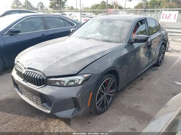 3MW39FF09P8C97635 2023 BMW 3ER - Image 2