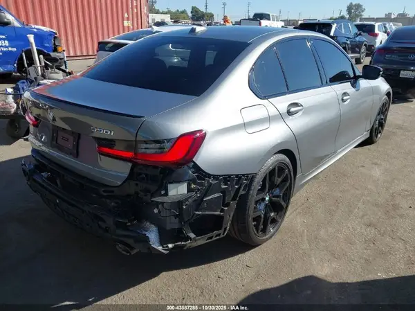 2025 BMW 3 Series IAAI lot 43587285 auction photo 4