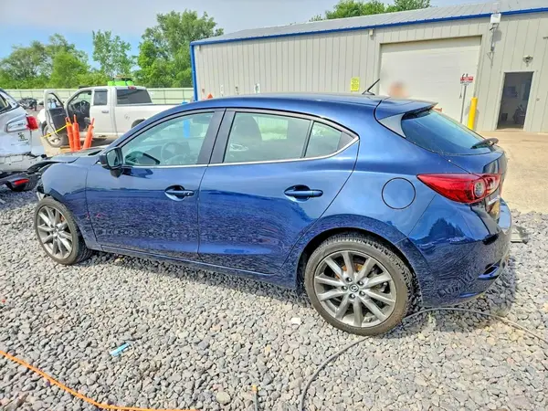 3MZBN1L32JM227532 2018 MAZDA 3 - Image 2