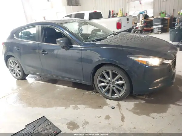 3MZBN1L33JM184223 2018 MAZDA 3 - Image 1
