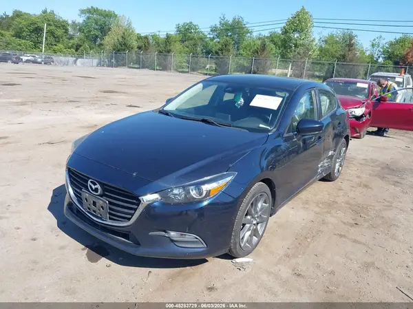 3MZBN1L33JM258286 2018 MAZDA 3 - Image 2