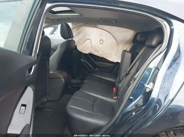 3MZBN1L35JM184370 2018 MAZDA 3 - Image 8